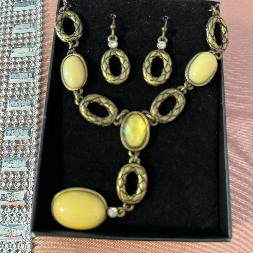 Avon Yellow and Gold Necklace Set